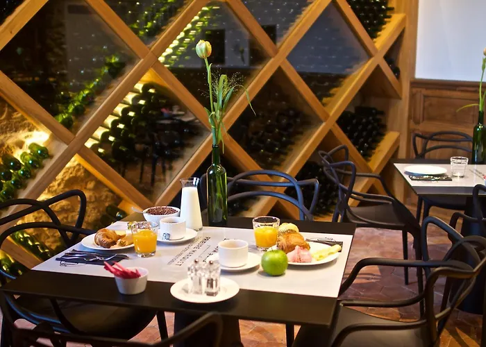 לינה וארוחת בוקר Chateau Prieure Marquet 5*