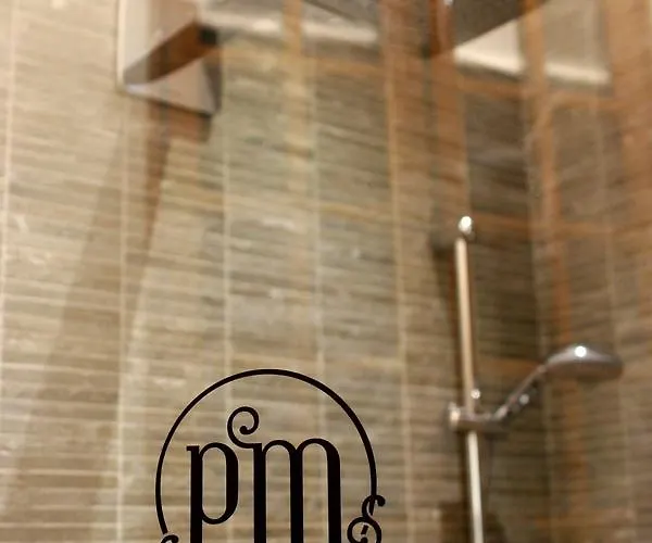 לינה וארוחת בוקר Chateau Prieure Marquet 5*